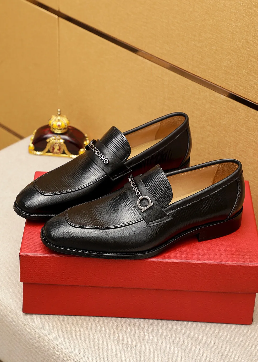Men's shoes 💰460 💐 Product trademark: Ferragamo "Ferragamo" casual leather shoes Regular size: 38-44 (45.46🉑️customized) Product materials: Selected imported first-layer calfskin embossed upper + luxury hardware buckle, imported water-dyed cow leather lining. Strong three-dimensional visual effect, original outsole color: 1⃣️color optional